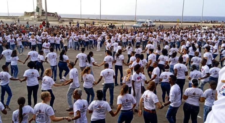 Felicita Díaz-Canel a bailadores que batieron récord mundial en Cuba