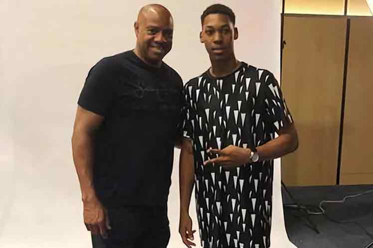 Mike Powell junto a Juan Miguel Echevarría Mike Powell junto a Juan Miguel Echevarría