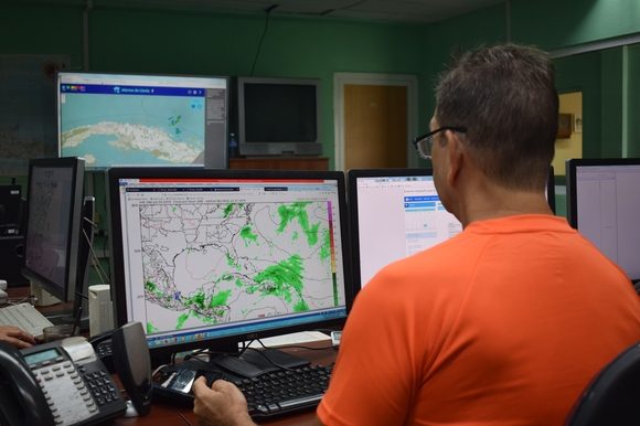 Caymares estudiando un modelo de predicción. Foto: Danier Ernesto González.