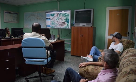 Durante la discusión del pronóstico. Foto: Danier Ernesto González.