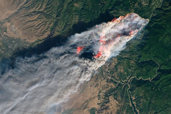 Humo del Camp Fire en California, Estados Unidos, el 8 de noviembre de 2018. Fuente: NASA Earth Observatory. Humo del Camp Fire en California, Estados Unidos, el 8 de noviembre de 2018. Fuente: NASA Earth Observatory.