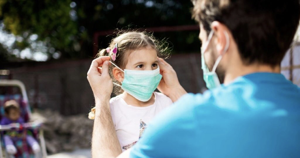 padre protege su niña