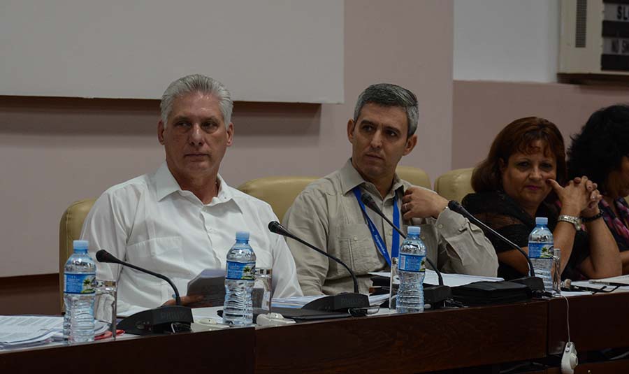 Miguel Díaz-Canel Bermúdez, Presidente de los Consejos de Estado y de Ministros, asiste este martes a la sesión de la Comisión Permanente de Atención a los Servicios de la Asamblea Nacional del Poder Popular. el Palacio de Convenciones, donde se debatirá sobre el comercio electrónico en la Isla. Foto: Marcelino Vázquez Hernández