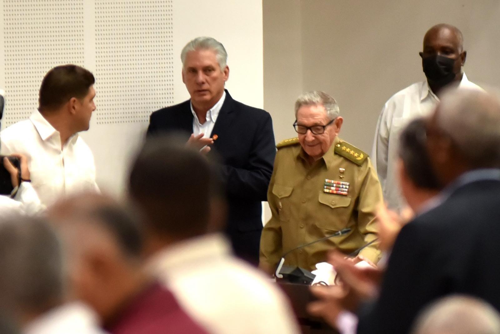 Asisten Raúl y Díaz-Canel a primera sesión del Parlamento cubano