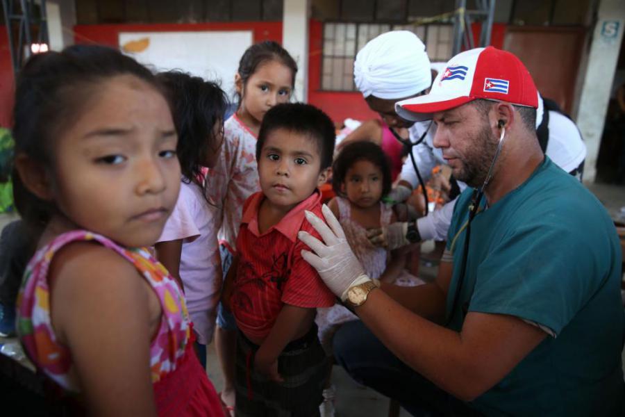 Médicos cubanos atendiendo pacientes Médicos cubanos atendiendo pacientes
