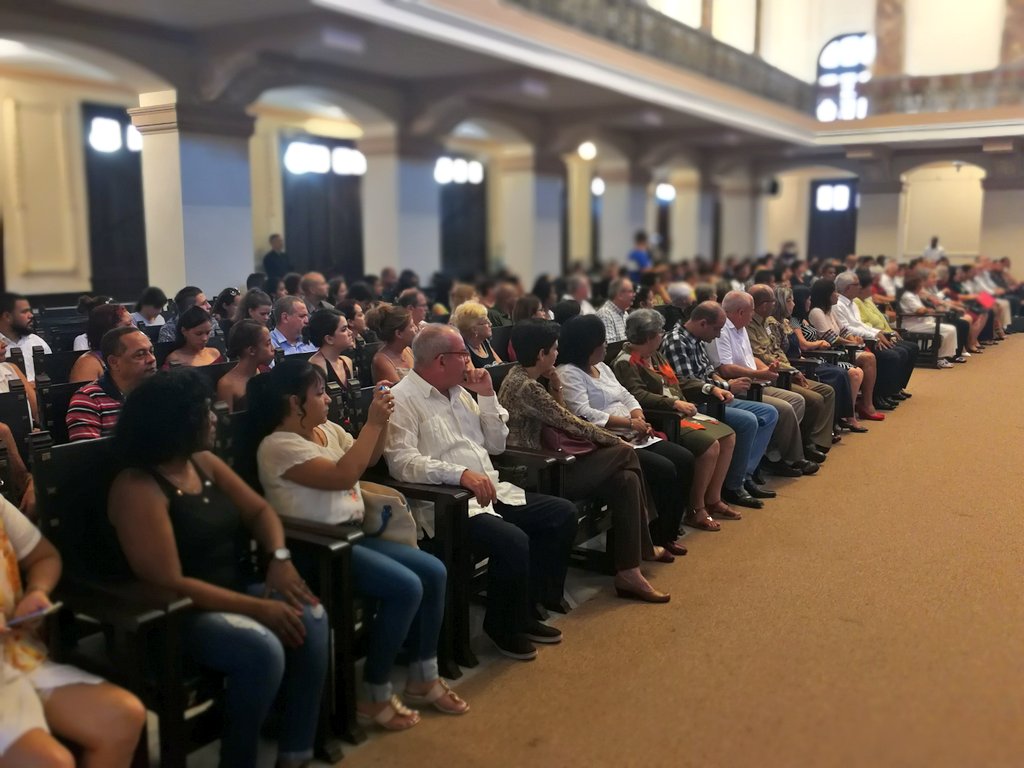 Entrega Díaz-Canel estímulos de elevado valor histórico Entrega Díaz-Canel estímulos de elevado valor histórico