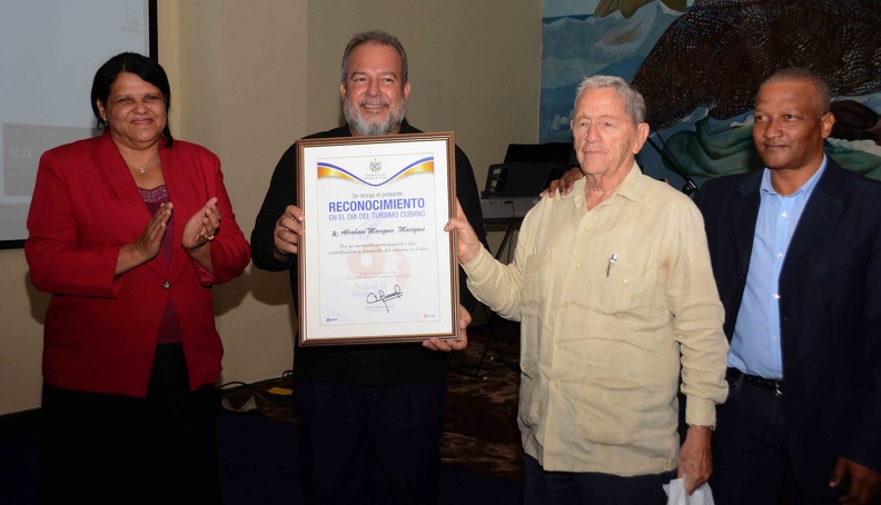 Pese al recrudecimiento del bloqueo el turismo crece, afirma ministro cubano