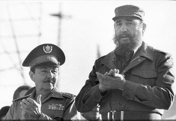 Raúl y Fidel en un acto por el 18 aniversario del desembarco del Granma en 1982