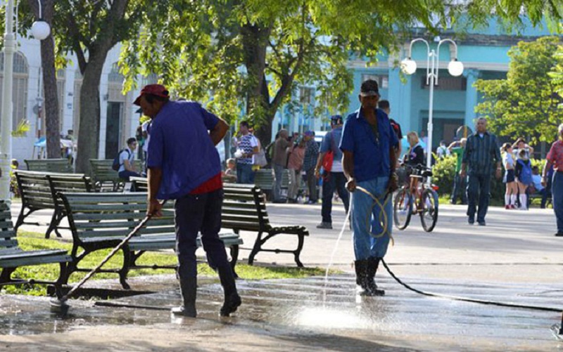 El incremento salarial busca reconocer a los trabajadores de actividades tan sensibles como la de Comunales, entre otros sectores, significó el Presidente cubano