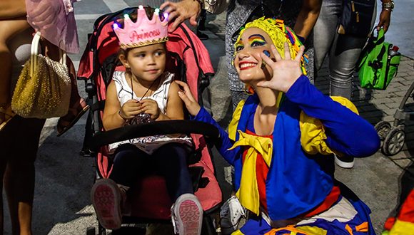Música, payasos, globos y hasta mariachis hubo a lo largo de las cinco cuadras del boulevard. Foto: Abel Padrón Padilla/Cubadebate. Música, payasos, globos y hasta mariachis hubo a lo largo de las cinco cuadras del boulevard. Foto: Abel Padrón Padilla/Cubadebate.