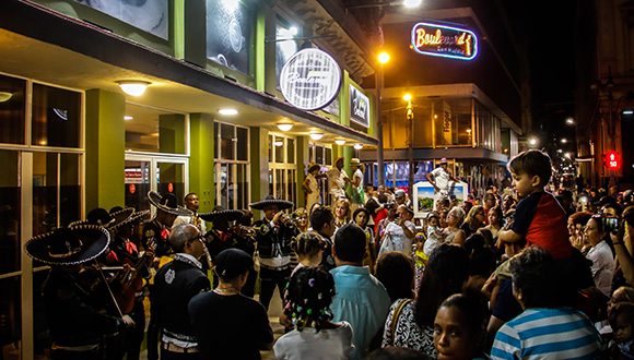 Cientos de personas fueron a presenciar y disfrutar del renovado boulevard de San Rafael. Foto: Abel Padrón Padilla/Cubadebate. Cientos de personas fueron a presenciar y disfrutar del renovado boulevard de San Rafael. Foto: Abel Padrón Padilla/Cubadebate.
