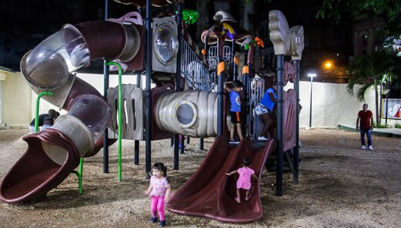 Parque infantil Alegrías de Colón, en el boulevard de San Rafael. Foto: Abel Padrón Padilla/Cubadebate. Parque infantil Alegrías de Colón, en el boulevard de San Rafael. Foto: Abel Padrón Padilla/Cubadebate.