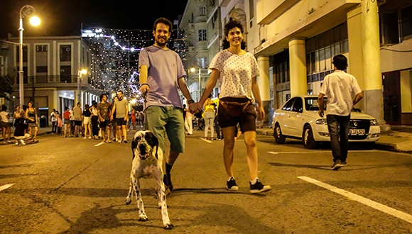 Constelaciones de “Planetario” iluminan la calle habanera Galiano