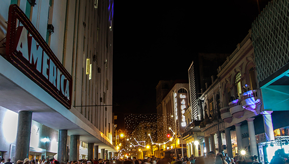 Constelaciones de “Planetario” iluminan la calle habanera Galiano
