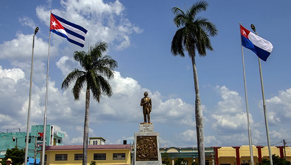Viajar en la memoria hasta 1868 con Céspedes, agarrar un machete y salir a luchar por esto que llamamos Revolución. Foto: Abel Padrón Padilla/Cubadebate.