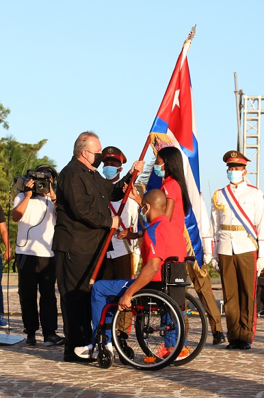 Paralímpicos cubanos ya portan la bandera que defenderán en Tokio
