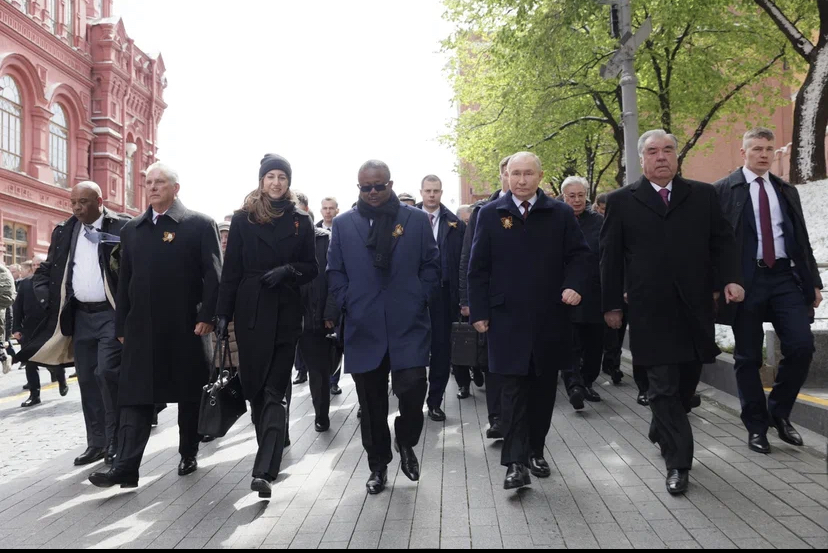 Junto a otros mandatarios y personalidades internacionales, el presidente de la República, Miguel Díaz-Canel Bermúdez, acompañó al presidente Vladímir Putin en la celebración del desfile por el 79 Aniversario del Día de la Victoria en la Gran Guerra PatriaFoto: Estudios Revolución.