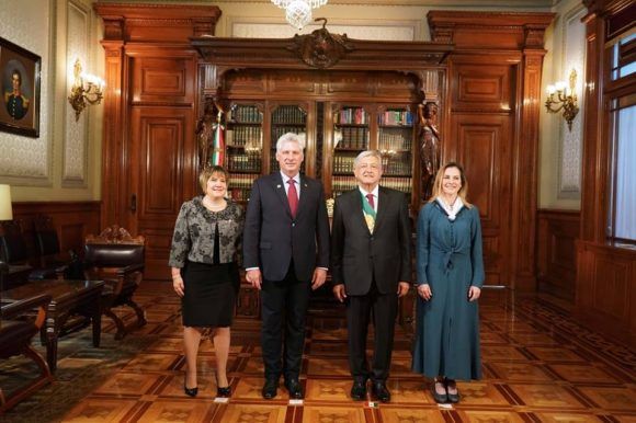El 1 de diciembre de 2018, el nuevo presidente de México, Andrés Manuel López Obrador y su esposa Beatriz Gutiérrez Muller, recibieron a sus pares de Cuba, Miguel Díaz Canel Bermúdez y Lis Cuesta Peraza en el Palacio Nacional. El 1 de diciembre de 2018, el nuevo presidente de México, Andrés Manuel López Obrador y su esposa Beatriz Gutiérrez Muller, recibieron a sus pares de Cuba, Miguel Díaz Canel Bermúdez y Lis Cuesta Peraza en el Palacio Nacional.
