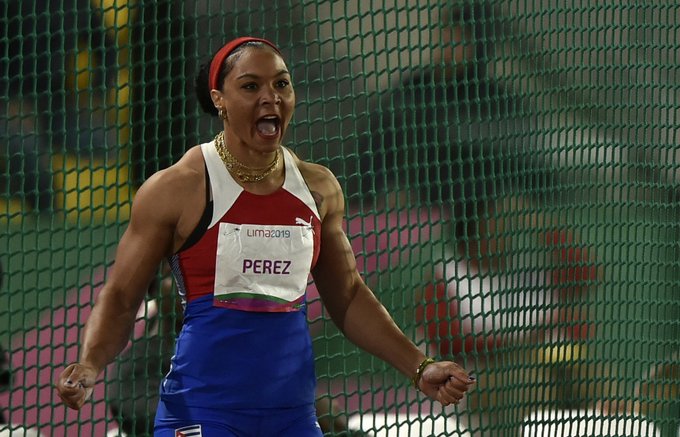 Oro de Yaimé Pérez en lanzamiento del disco Oro de Yaimé Pérez en lanzamiento del disco