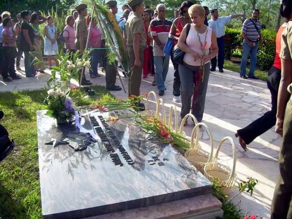 Ofrendas florales de Raúl y Diaz-Canel en homenaje a Almeida