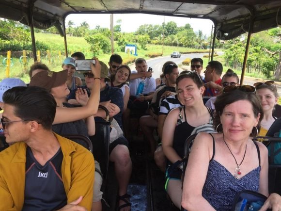 Estudiantes estadounidenses y cubanoas van en autobús hacia la Cascada de El Nicho. Foto: Cortesía de Mary Bell Boltwood Estudiantes estadounidenses y cubanoas van en autobús hacia la Cascada de El Nicho. Foto: Cortesía de Mary Bell Boltwood