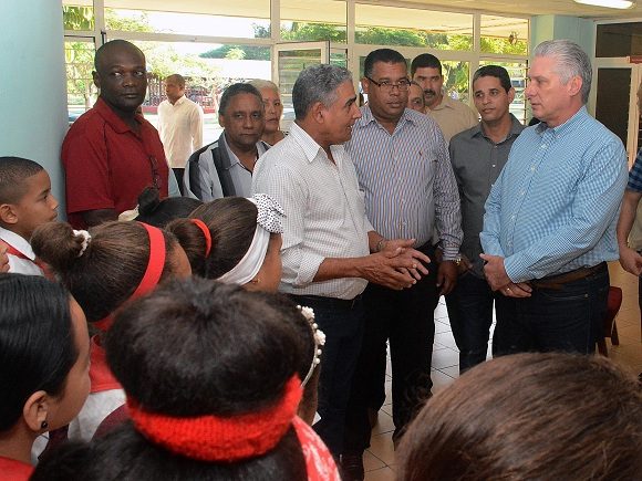 Díaz-Canel recorrió centros educacionales en la provincia. Foto: Estudios Revolución.