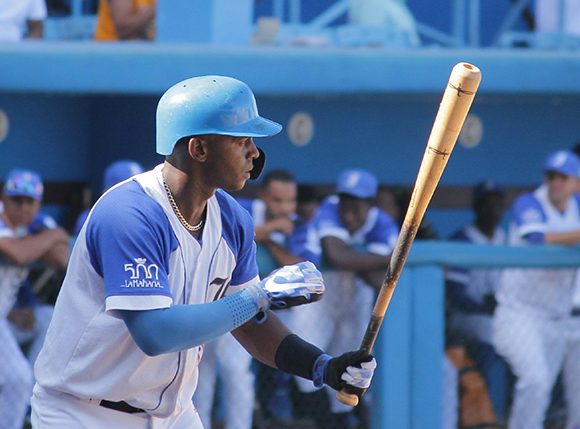 Yamil Rivalta conectó de 4-4 con un cuadrangular y tres impulsadas en el triunfo de los Industriales. Foto Boris Luis Cabrera/Cubadebate.