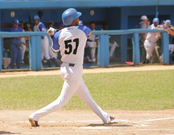Dayron Blanco conectó un par de cuadrangulares y remolcó cinco carreras en la victoria de los Industriales. Foto: Boris Luis Cabrera/ Cubadebate.