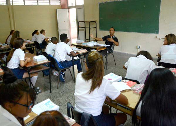 La formación vocacional hacia el magisterio comienza en la propiaaula, donde el ejemplo del maestro es esencial.