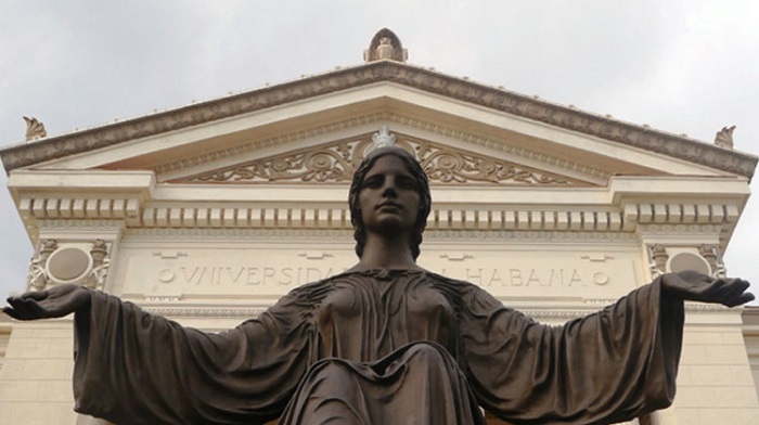 Entrega el Alma Mater nuevos diseñadores