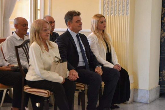 Canciller japonés reconoce a dos personalidades cubanas