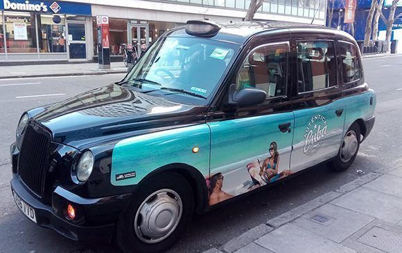 Unos 90 taxis recorren Londres con la imagen de Cuba. Foto: Ministerio de Turismo de Cuba/ Facebook.