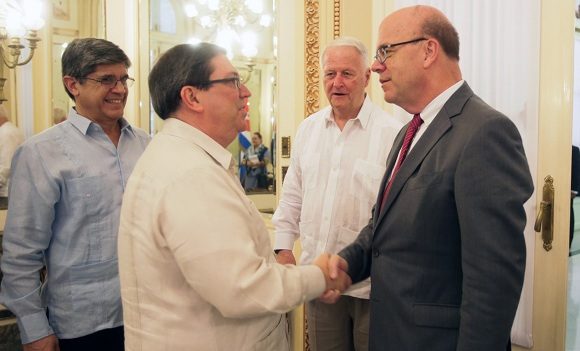 El ministro de Relaciones Exteriores de Cuba, Bruno Rodríguez Parrilla, recibió también este viernes al congresista demócrata por el estado de Massachusetts James McGovern El ministro de Relaciones Exteriores de Cuba, Bruno Rodríguez Parrilla, recibió también este viernes al congresista demócrata por el estado de Massachusetts James McGovern