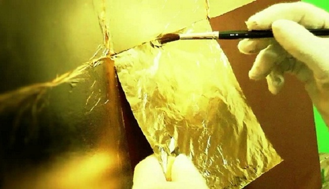 Entre las ornamentaciones arquitectónicas más relevantes realizadas con estos dorados se apuntan las realizadas en el Palacio de Versalles (Francia) y en el Palacio de Catalina La Grande (Rusia). Entre las ornamentaciones arquitectónicas más relevantes realizadas con estos dorados se apuntan las realizadas en el Palacio de Versalles (Francia) y en el Palacio de Catalina La Grande (Rusia).