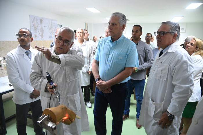 Presidente Díaz-Canel visita centro ortopédico Frank País