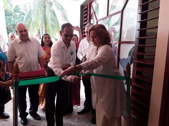 Corte de la cinta por el profesor indio Srinivas Asharya Hejmadi y la Directora de la Pradera, Cristina Valdivia.