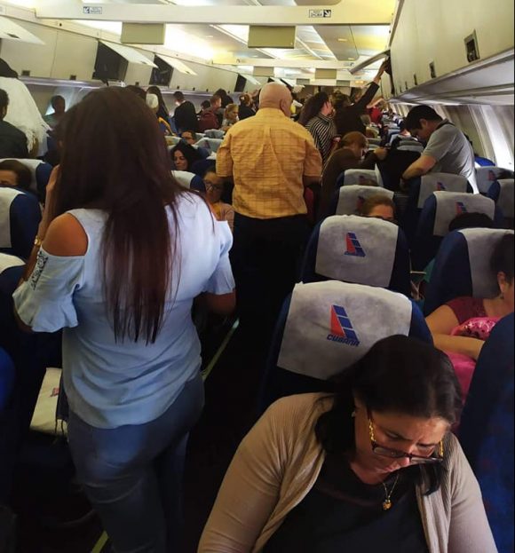 Primer grupo de médicos cubanos parte de Bolivia Primer grupo de médicos cubanos parte de Bolivia