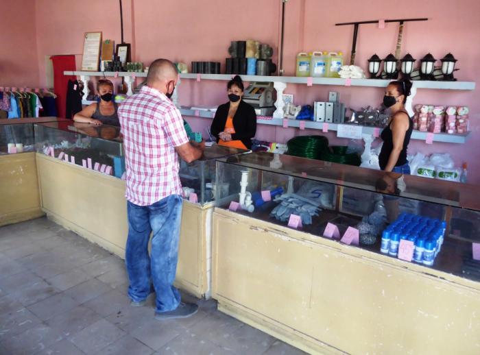 Estas decisiones modifican sustancialmente el papel de la inversión extranjera en el comercio interior e influirían en los problemas de desabastecimiento que aquejan al país. Foto: Freddy Pérez Cabrera Estas decisiones modifican sustancialmente el papel de la inversión extranjera en el comercio interior e influirían en los problemas de desabastecimiento que aquejan al país. Foto: Freddy Pérez Cabrera