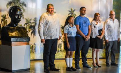 A la Comisión de Candidaturas Nacional corresponde preparar y presentar, para su posterior elección y de conformidad con lo presentado en la Ley Electoral, las propuestas de precandidatos de diputados al Parlamento Autor: Maykel Espinosa Rodríguez