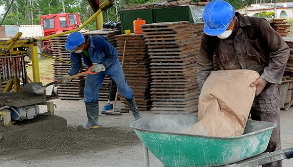 La actividades manufactureras incluyen la producción de todo tipo de materiales de construcción Foto: Arelys María Echevarría Rodríguez/ACN. La actividades manufactureras incluyen la producción de todo tipo de materiales de construcción Foto: Arelys María Echevarría Rodríguez/ACN.