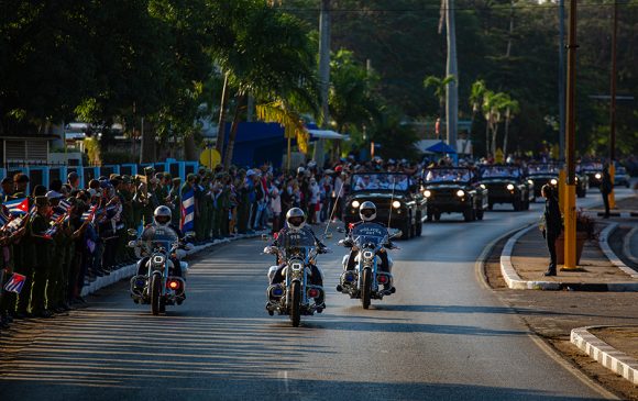 La caravana fúnebre que traslada los restos mortales de los 32 combatientes caídos en el cumplimiento del deber en Venezuela avanza desde horas tempranas de este jueves por la Avenida Rancho Boyeros, rumbo a la sede del Ministerio de las Fuerzas Armadas Revolucionarias. Foto: Enrique González (Enro)/ Cubadebate. La caravana fúnebre que traslada los restos mortales de los 32 combatientes caídos en el cumplimiento del deber en Venezuela avanza desde horas tempranas de este jueves por la Avenida Rancho Boyeros, rumbo a la sede del Ministerio de las Fuerzas Armadas Revolucionarias. Foto: Enrique González (Enro)/ Cubadebate.
