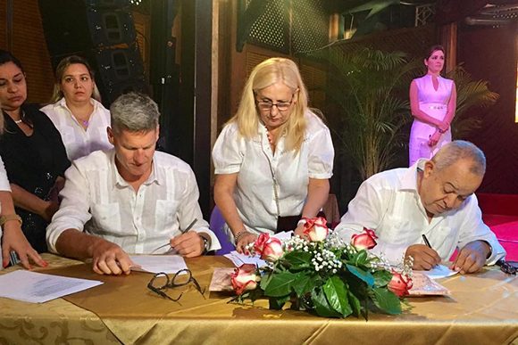 Firma del protocolo de creación de la nueva empresa mixta, entre una subsidiaria de Diageo y la corporación Cuba Ron S.A. Foto: British Embassy Havana (UK in Cuba)/Facebook.