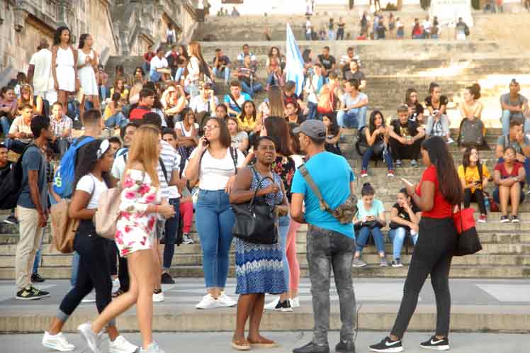 Jóvenes universitarios Jóvenes universitarios