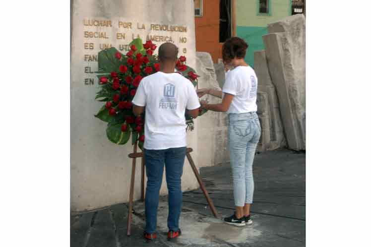 Jóvenes universitarios Jóvenes universitarios
