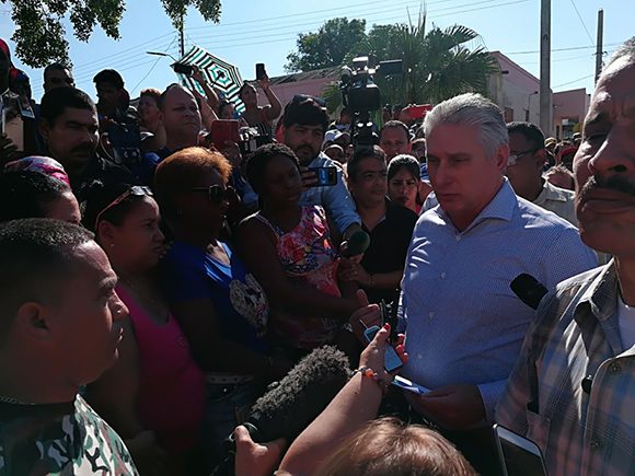 Díaz-Canel con pobladores de Caimanera, localidad por donde comenzó su visita de trabajo a Guantánamo. Foto: Johana Cervera/Solvisión.