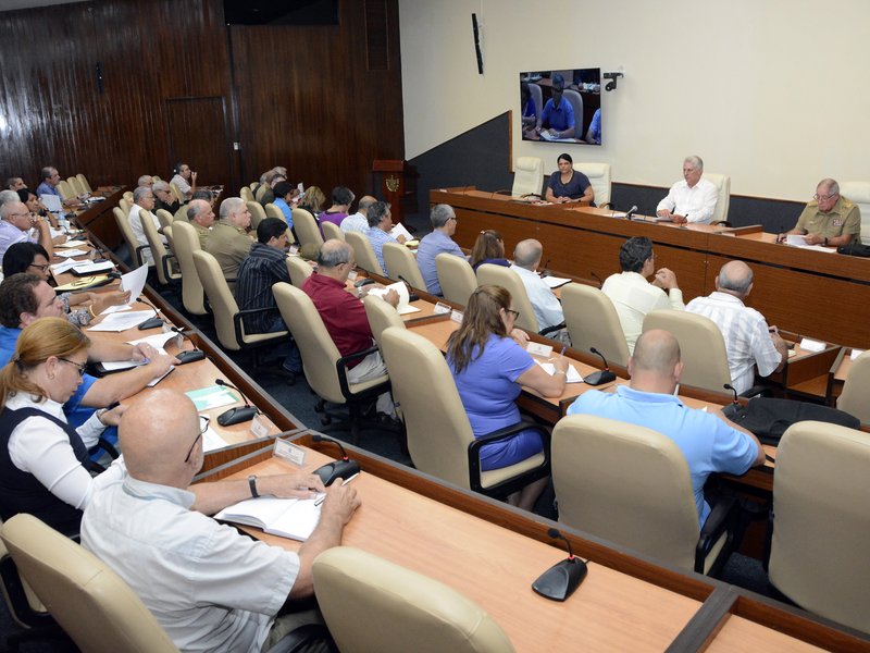 Miguel Díaz-Canel Bermúdez y otros dirigentes durante la reunión de evaluación de la marcha de los programas de Salud e Informatización de la sociedad. Miguel Díaz-Canel Bermúdez y otros dirigentes durante la reunión de evaluación de la marcha de los programas de Salud e Informatización de la sociedad.