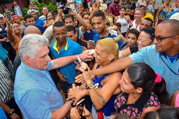 Miguel Díaz-Canel Bermúdez compartió con pobladores de la ciudad minera de Moa