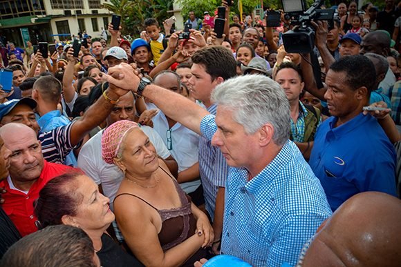 Díaz-Canel con pobladores de la ciudad minera de Moa.