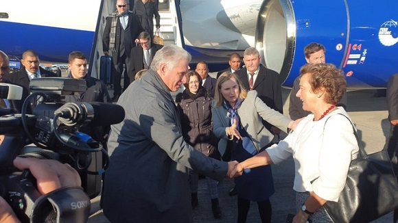 Díaz-Canel saluda a la Sra. Barbara Jones, embajadora de Irlanda en Cuba; la presenta la Sra. Emma Madigan, directora de Protocolo de la cancillería. Foto: @BrunoRguezP/Twitter.