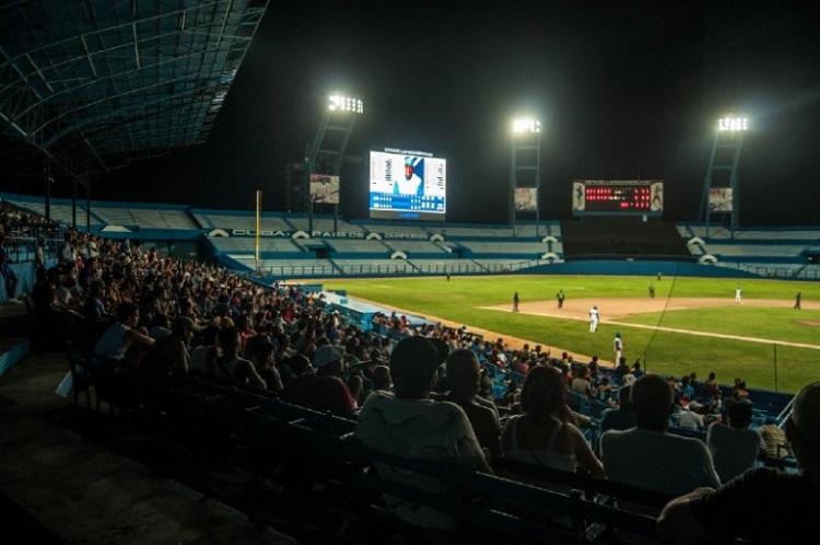 juego de industriales en el Estadio latinoamericano.